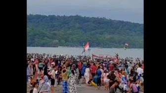 Libur Lebaran, Pantai Pangandaran Berubah Jadi Lautan Manusia: Bagaimana Renangnya?