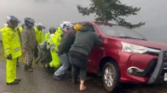 Detik-detik Mobil Merah Terperosok di Gunung Dempo, Nyaris Masuk Jurang