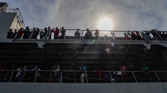 Sejumlah pemudik berada di atas KRI Banda Aceh-593 saat tiba di Dermaga Komando Lintas Laut Militer (Kolinlamil), Tanjung Priok, Jakarta, Senin (15/4/2024). [Suara.com/Alfian Winanto]