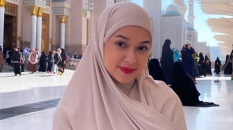 5 Potret Rebecca Klopper Berhijab Saat Umroh: Adem Banget Kayak Ubin Masjid!