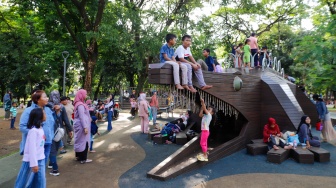 Sejumlah warga saat berwisata di Tebet Eco Park, Tebet, Jakarta, Senin (15/4/2024). [Suara.com/Alfian Winanto]