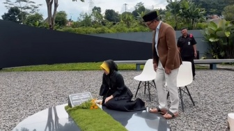 Ridwan Kamil dan Atalia Praratya Ziarah ke Makam Eril Tapi Sedih Tak Bisa Tabur Bunga, Gimana Hukumnya Dalam Islam?