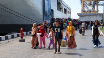 Sejumlah pemudik yang menggunakan KRI Banda Aceh-593 tiba di Dermaga Komando Lintas Laut Militer (Kolinlamil), Tanjung Priok, Jakarta, Senin (15/4/2024). [Suara.com/Alfian Winanto]