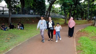 Sejumlah warga saat berwisata di Tebet Eco Park, Tebet, Jakarta, Senin (15/4/2024). [Suara.com/Alfian Winanto]