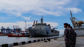 KRI Banda Aceh-593 yang membawa pemudik tiba di Dermaga Komando Lintas Laut Militer (Kolinlamil), Tanjung Priok, Jakarta, Senin (15/4/2024). [Suara.com/Alfian Winanto]