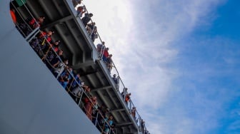 Sejumlah pemudik berada di atas KRI Banda Aceh-593 saat tiba di Dermaga Komando Lintas Laut Militer (Kolinlamil), Tanjung Priok, Jakarta, Senin (15/4/2024). [Suara.com/Alfian Winanto]