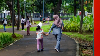 Sejumlah warga saat berwisata di Tebet Eco Park, Tebet, Jakarta, Senin (15/4/2024). [Suara.com/Alfian Winanto]