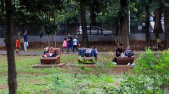 Sejumlah warga saat berwisata di Tebet Eco Park, Tebet, Jakarta, Senin (15/4/2024). [Suara.com/Alfian Winanto]