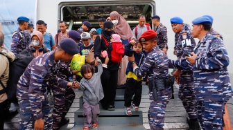 Sejumlah pemudik yang menggunakan KRI Banda Aceh-593 tiba di Dermaga Komando Lintas Laut Militer (Kolinlamil), Tanjung Priok, Jakarta, Senin (15/4/2024). [Suara.com/Alfian Winanto]