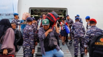 Sejumlah pemudik yang menggunakan KRI Banda Aceh-593 tiba di Dermaga Komando Lintas Laut Militer (Kolinlamil), Tanjung Priok, Jakarta, Senin (15/4/2024). [Suara.com/Alfian Winanto]