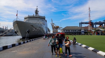 Sejumlah pemudik yang menggunakan KRI Banda Aceh-593 tiba di Dermaga Komando Lintas Laut Militer (Kolinlamil), Tanjung Priok, Jakarta, Senin (15/4/2024). [Suara.com/Alfian Winanto]