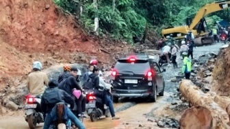 Tertutup Longsor, Jalur KM17 Pekon Kubu Perahu Diberlakukan Sistem Buka Tutup