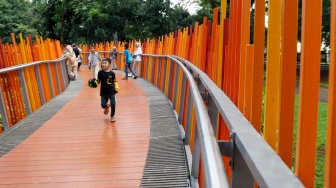 Sejumlah warga saat berwisata di Tebet Eco Park, Tebet, Jakarta, Senin (15/4/2024). [Suara.com/Alfian Winanto]