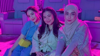 Nagita Slavina Kalah Saing? Liana Jhonlin Anak Haji Isam Pakai Sandal Seharga Rumah Saat Halalbihalal