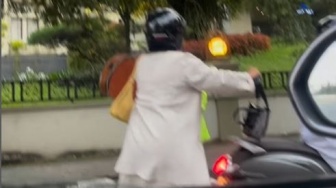 Viral Video Pria Pukul Perempuan Pemotor di Malang Pakai Gitar