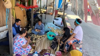 Tradisi Lebaran Ketupat Lestari, Perajin di Samarinda Seberang Raup Omset Jutaan