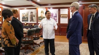 Menteri Pertahanan Prabowo Subianto (tengah) dan CEO Apple, Tim Cook (kanan) saat menggelar pertemuan di Kementerian Pertahanan, Jakarta, Rabu (17/4/2024). [Handout / Kementerian Pertahanan Indonesia / AFP]