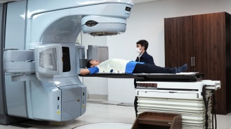 Mengenal Terapi Radiasi Untuk Penderita Kanker: Tujuan dan Efek Samping