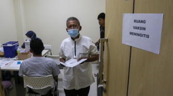 Calon jamaah haji mengikuti vaksinasi meningitis di Puskesmas Pasar Minggu, Jakarta, Rabu (17/4/2024). [Suara.com/Alfian Winanto]