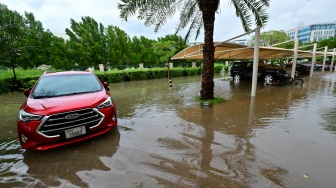 Kendaraan diparkir di tempat parkir yang terendam banjir menyusul hujan lebat di Dubai, Uni Emirat Arab, Selasa (16/4/2024).  [Giuseppe CACACE / AFP]