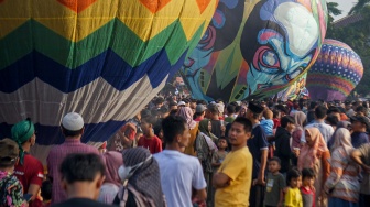 Warga mengamati balon udara saat berlangsung Pekalongan Balon Festival di Lapangan Mataram, Kota Pekalongan, Jawa Tengah, Rabu (17/4/2024). [ANTARA FOTO/Harviyan Perdana Putra/rwa.]