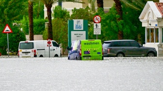 Emang Negara Sultan, Kena Musibah Banjir Warga Dubai Ini justru Pamer Skill Jet Ski di Jalanan Umum
