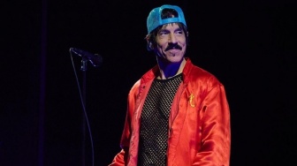 Main ke Indonesia, Vokalis Red Hot Chili Peppers Anthony Kiedis Asyik Isap Rokok Bareng Warga Lokal