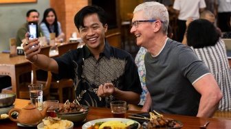 Sudah Tiba di Jakarta, CEO Apple Langsung Makan Sate