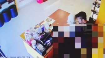 Aksi Bejat Pria Tua Lecehkan Kasir Toko Kue di Depok Terekam CCTV, Pura-pura Tanya Toilet