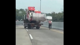 Diduga Lupa Tarik Rem Tangan, Sopir Lari Kejar Truknya yang Jalan Sendiri di Tol