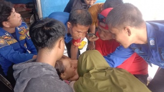 Petugas Damkar Lampung Selatan Lepaskan Cincin Nyangkut di Jari Balita 1 Tahun