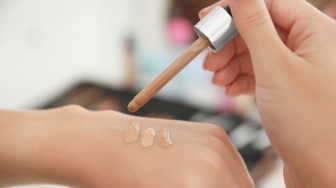 MUA Bagikan Tips Memilih Makeup Sesuai Warna Kulit: Ternyata Jangan Dioleskan di Punggung Tangan