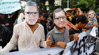 Massa saat menggelar aksi tolak intervensi politik terhadap hakim MK di Patung Kuda, Jakarta, Kamis, (18/4/2024). [Suara.com/Alfian Winanto]