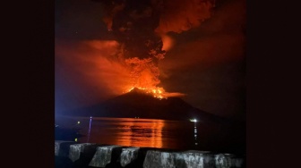 Gunung Ruang memuntahkan lahar panas dan asap terlihat dari Sitaro di Sulawesi Utara, Rabu (17/4/2024) malam. [Handout / Pusat Vulkanologi dan Mitigasi Bahaya Geologi / AFP]