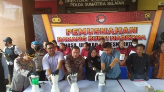 Polisi Blender 7,7 Sabu dan 183 Butir Pil Ekstasi di Palembang, Siswa Ikut Menyaksikan