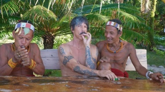 Vokalis Red Hot Chili Peppers Anthony Kiedis Foto Diapit Suku Mentawai, Bukan Warlok Sembarangan