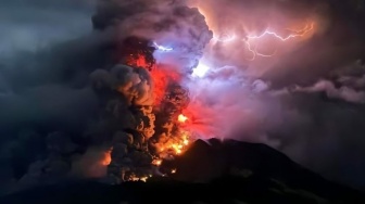 Fenomena Alam Kilatan Petir Vulkanik Saat Gunung Ruang Meletus
