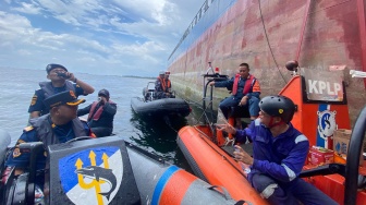 Pasukan KPLP Atasi Insiden Kebakaran Kapal MV Layar Anggun 8 di Perairan Tanjung Berakit