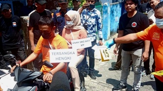 Rekonstruksi Suami Bunuh Istri di Makassar, Warga Histeris: Hukum Mati Saja Pak!