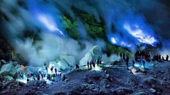 Api Biru Kawah Ijen: Fenomena Alam Unik yang Menarik Wisatawan Dunia