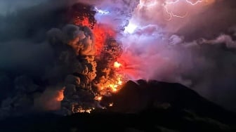 Gunung Ruang memuntahkan lahar panas dan asap terlihat dari Sitaro di Sulawesi Utara, Rabu (17/4/2024) malam. [Handout / Pusat Vulkanologi dan Mitigasi Bahaya Geologi / AFP]