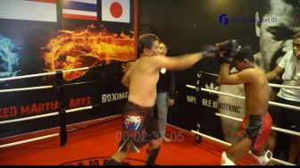 Ditantang Tinju Hotman Paris, Rocky Gerung Pernah Duel dengan Juara MMA