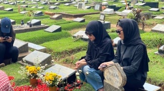 Sejarah dan Makna Tradisi Nyekar Makam Sebelum Puasa Ramadan