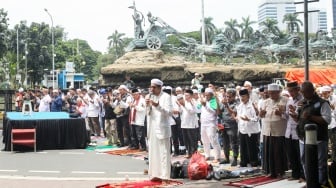 Massa Aksi Tolak Pemilu Curang Salat Jumat Bersama di Patung Kuda, Ada Din Syamsuddin