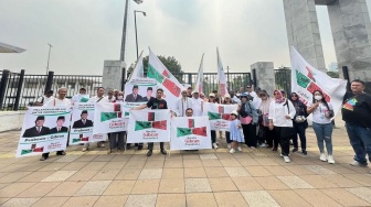 Massa Mengatasnamakan Perwakilan Milenial Jatim Berangkat ke Jakarta Ikut Aksi Damai di Depan MK
