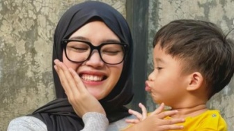 Putri Delina Sambangi Anak Nathalie Holscher, Sikapnya ke Adik Sambung Jadi Perbincangan