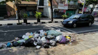 Tak Diambil Petugas Pasca Lebaran, Sampah Berserakan di Ruas Jalan Utama Kota Jogja