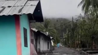 Suramnya Kondisi Kampung Terdampak Letusan Gunung Ruang, Full Abu Mirip Kota Mati