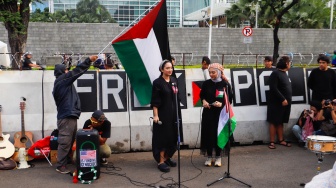 Penyanyi Chiki Fawzi dan Bella Fawzi tampil saat aksi solidaritas untuk Palestina di depan Kantor Kedutaan Besar Amerika Serikat, Jakarta, Jumat (19/4/2024). [Suara.com/Alfian Winanto]