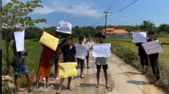 Jalan Rusak di Sampang Tak Segera Dibenahi, Anak-anak Muda Ini Pakai Cara 'Nyelekit' Sindir Pemda